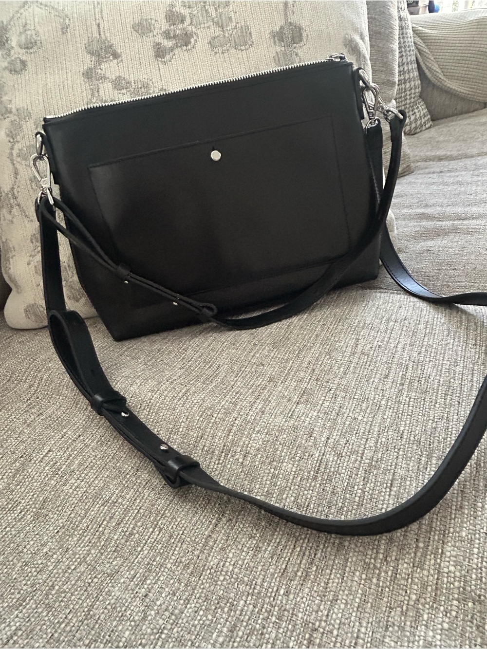 Classic Black Leather Crossbody Bag - Unbranded - Picture 3 of 6